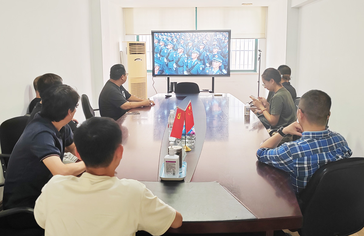 公司l织员工观看阅兵?p盛DȀ发爱国热? class='js_thumb pic' />
                                                                </div>
                                                                <div   id=